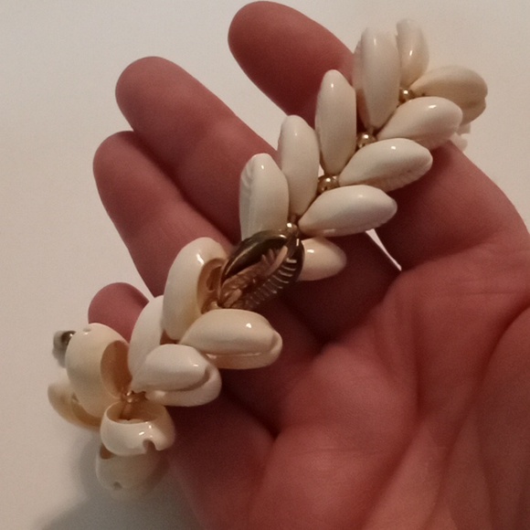 unknown Jewelry - #1119. Genuine Puka Shell And Gold Toned Adjustable Bracelet